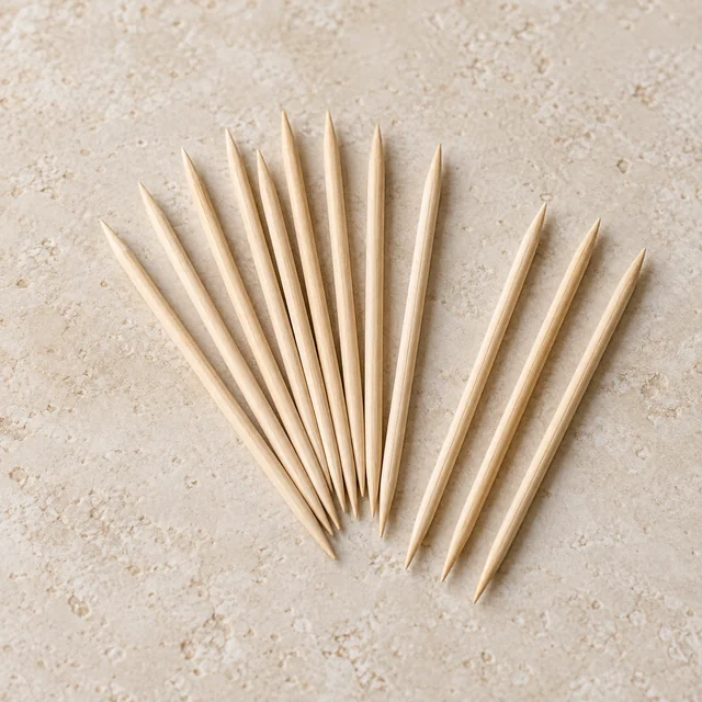 Eigene Illustration: Kurze naturfarbene Holzpicker