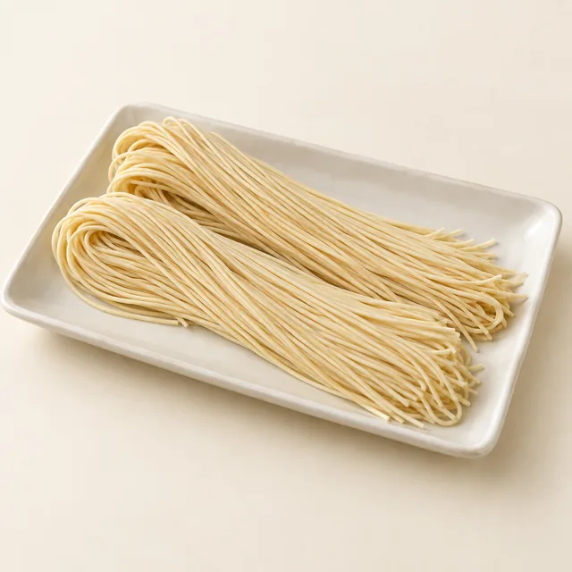 Eigene Illustration: Getrocknete hellgelbe Ramen-Nudeln