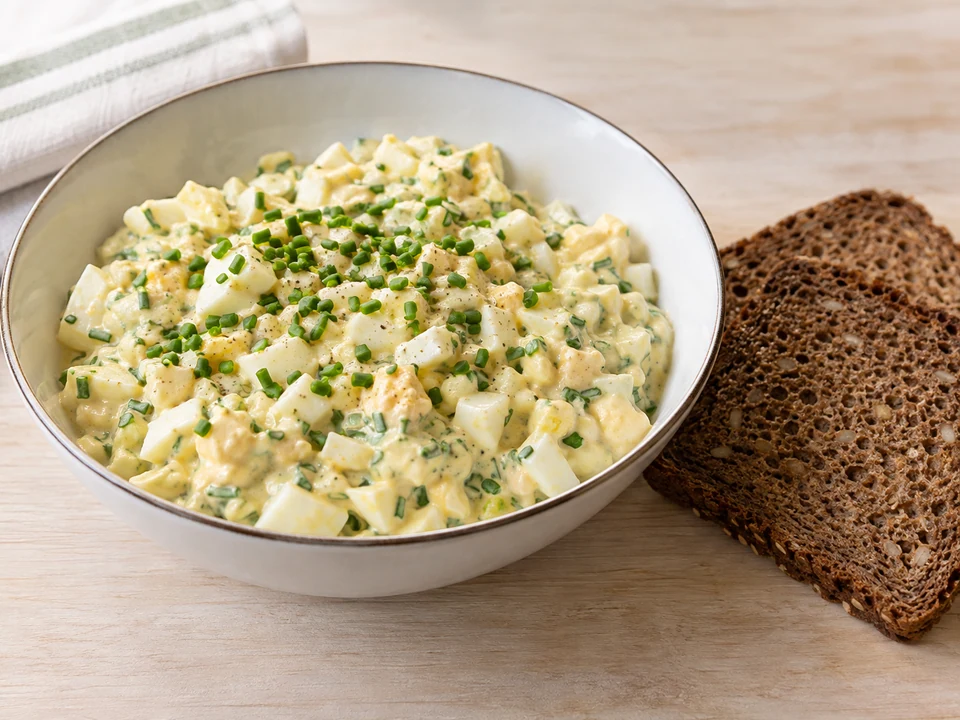 Eiersalat mit Vollkornbrot anrichten.