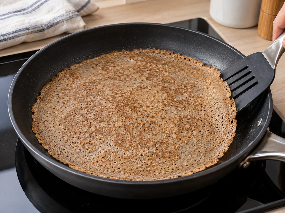 Eine dünne Galette backen und vorsichtig wenden.