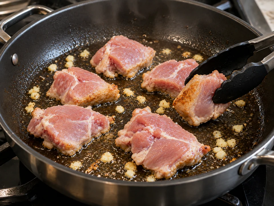 Das Fleisch portionsweise bräunen