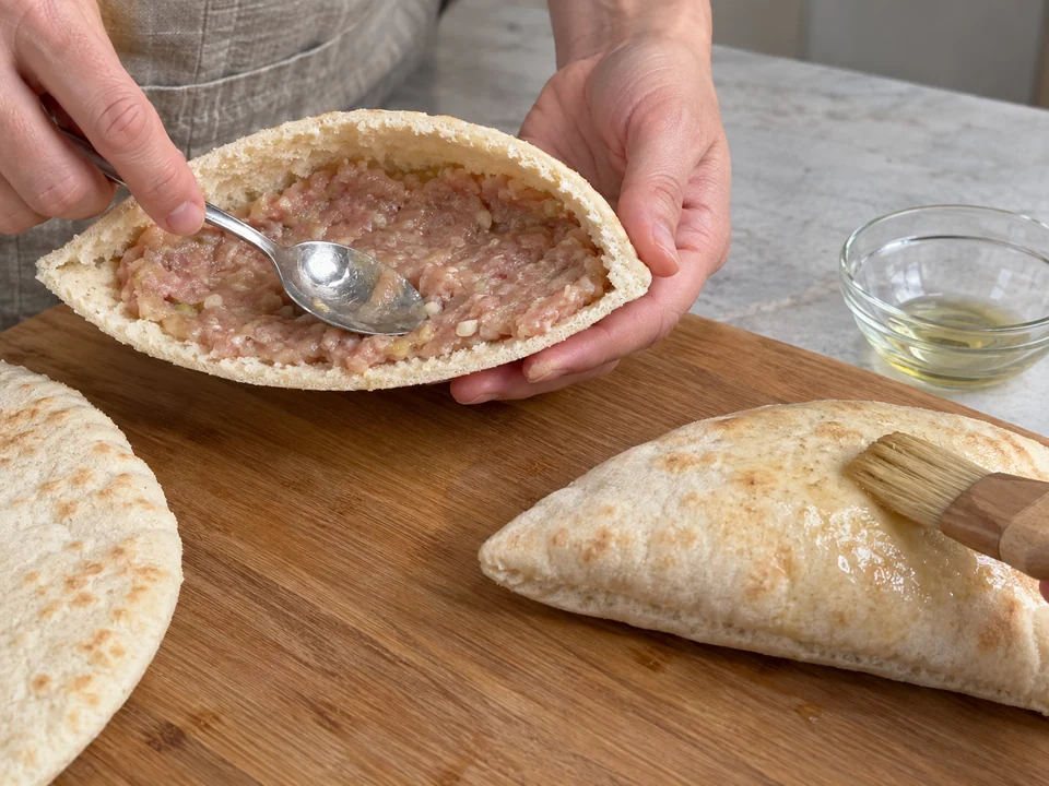 Pita-Taschen dünn füllen