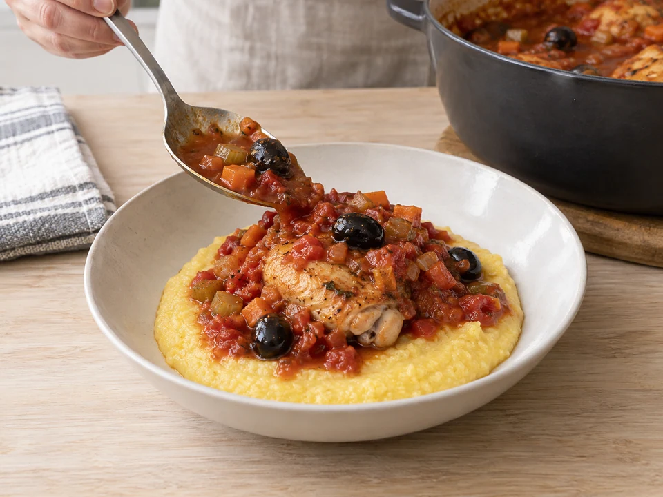 Schmorhähnchen mit der cremigen Polenta anrichten.