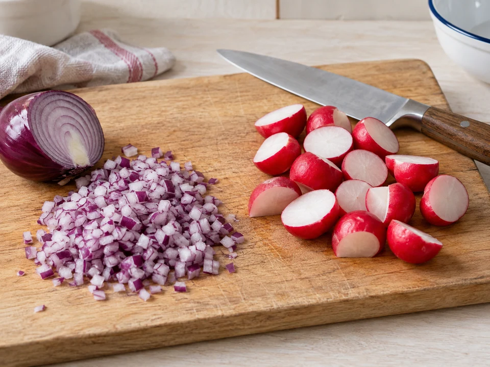 Zwiebel fein würfeln, Radieschen halbieren.