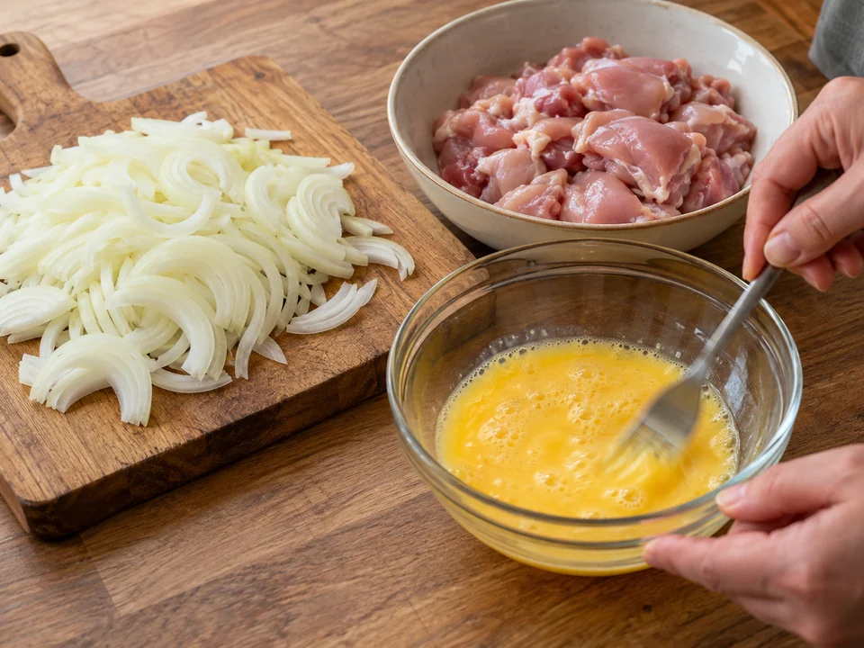 Zwiebel und Hähnchen schneiden