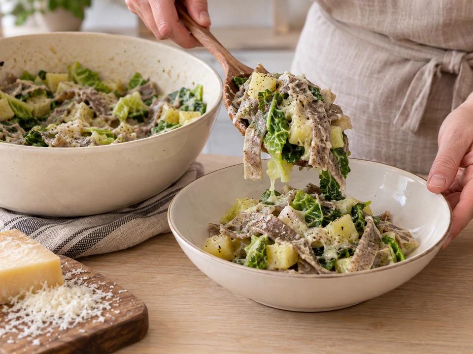 Pizzoccheri heiß auf vier Teller verteilen