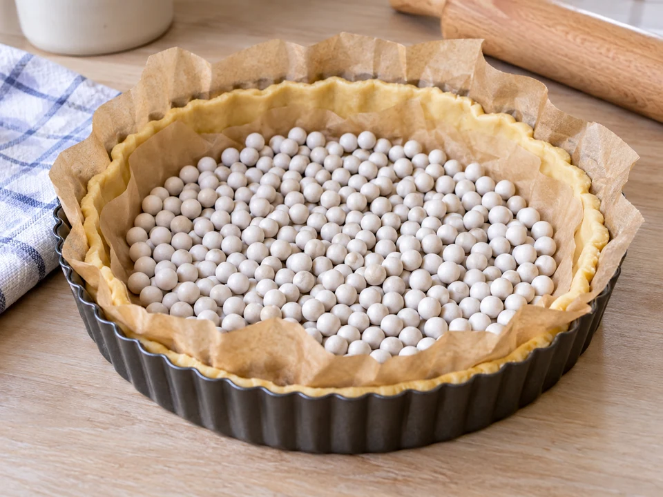 Quicheboden mit Backkugeln vorbacken.