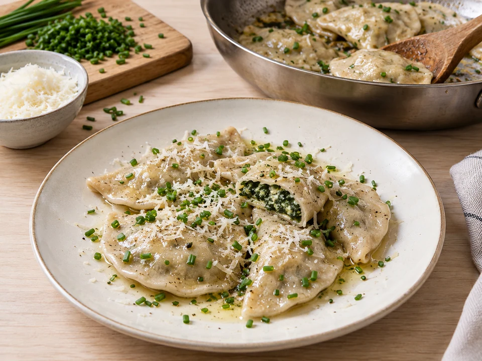 Mit Butter, Parmesan und Schnittlauch anrichten