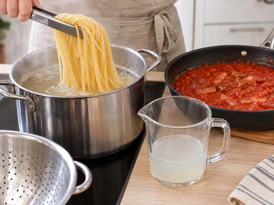 Spaghetti garen und etwas Kochwasser aufheben