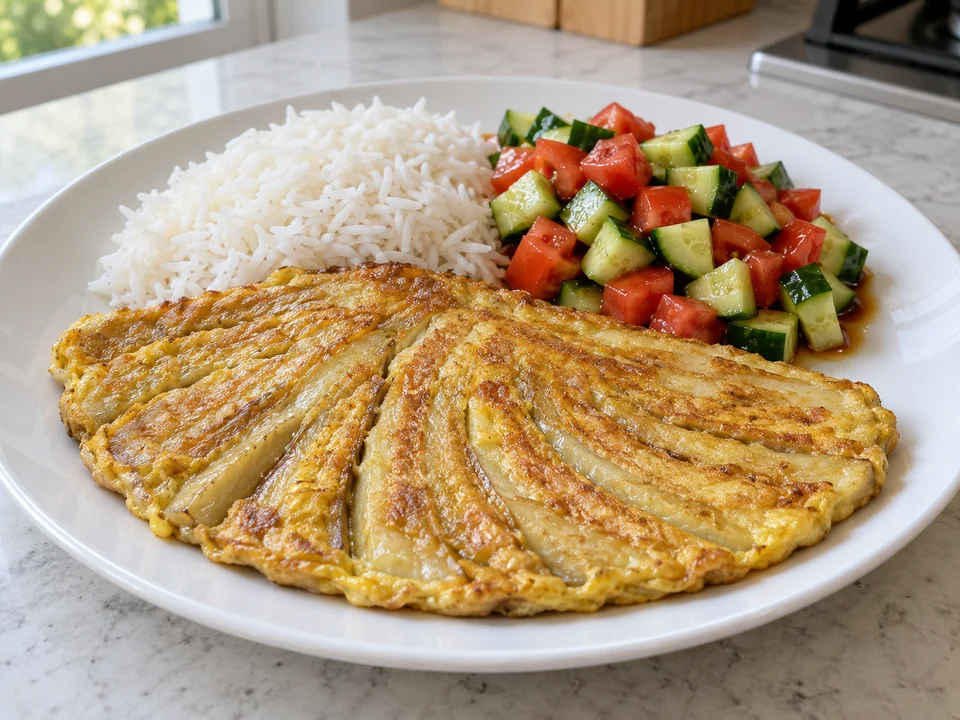 Reis, Omelett und Salat anrichten