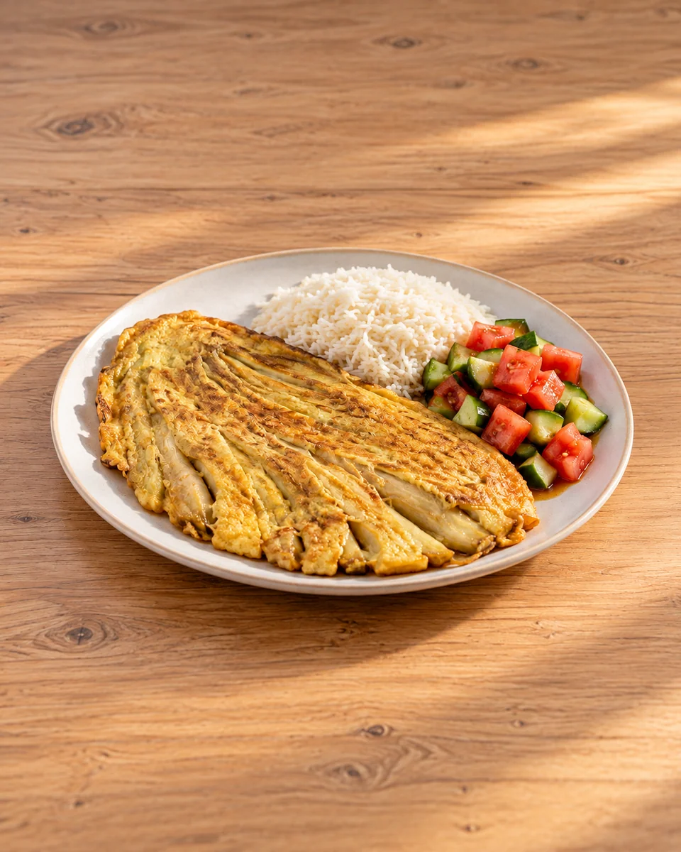 KI-generierte Rezeptdarstellung: Ein goldbrauner Auberginen-Ei-Fächer mit weißem Reis und Gurken-Tomaten-Salat.